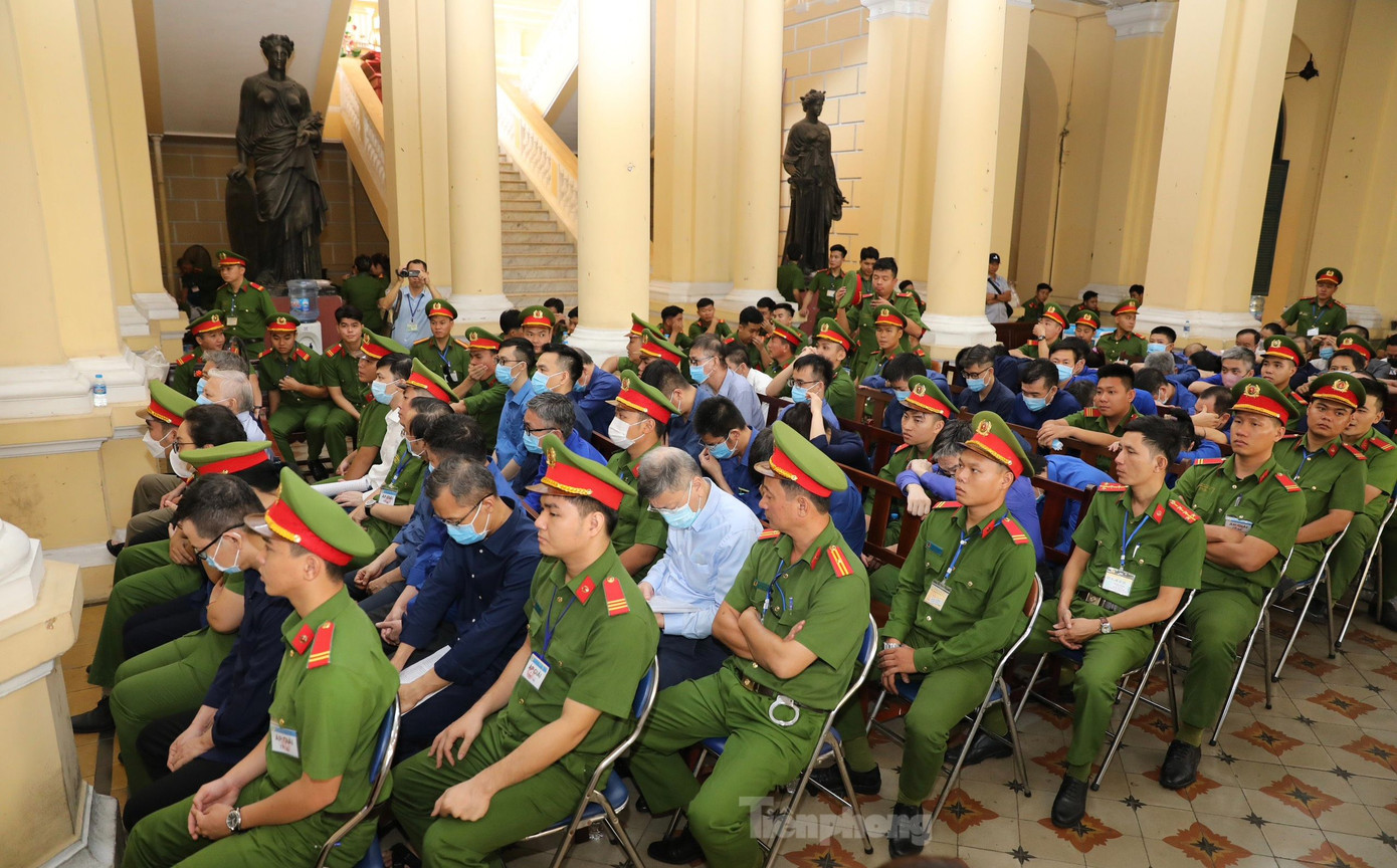 Các bị cáo trở lại phiên tòa sau 2 ngày nghỉ cuối tuần. Ảnh: Duy Anh.