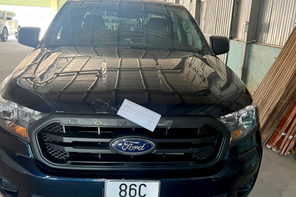 Cơ quan chức năng tạm giữ ô tô bán tải để xử lý (Ảnh: Công an cung cấp). Cơ quan chức năng tạm giữ ô tô bán tải để xử lý (Ảnh: Công an cung cấp).