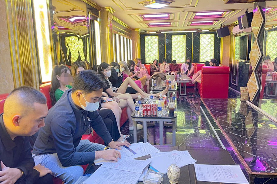 Nhiều nữ tiếp viên làm việc tại nhà hàng nhưng không được giao kết hợp đồng lao động theo quy định. Nhiều nữ tiếp viên làm việc tại nhà hàng nhưng không được giao kết hợp đồng lao động theo quy định.