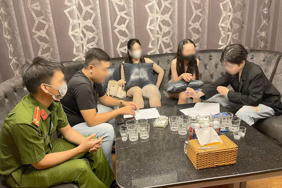 Lực lượng chức năng phát hiện 2 nữ tiếp viên ăn mặc xuyên thấu ngồi phục vụ khách. Lực lượng chức năng phát hiện 2 nữ tiếp viên ăn mặc xuyên thấu ngồi phục vụ khách.