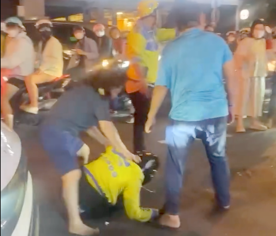 Tài xế xe ôm bị người phụ nữ và người đàn ông đánh đập giữa đường. Ảnh cắt từ clip. Tài xế xe ôm bị người phụ nữ và người đàn ông đánh đập giữa đường. Ảnh cắt từ clip.