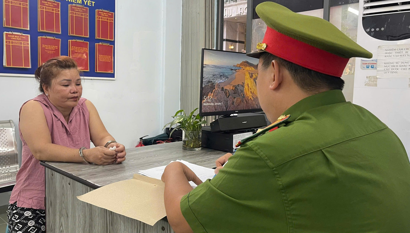 Cơ quan công an lấy lời khai của bà Anh. Ảnh: Công an cung cấp.