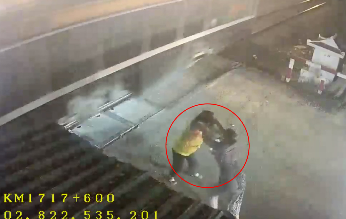 Camera ghi lại cảnh bà Bình bị hành hung. Ảnh cắt từ clip. Camera ghi lại cảnh bà Bình bị hành hung. Ảnh cắt từ clip.