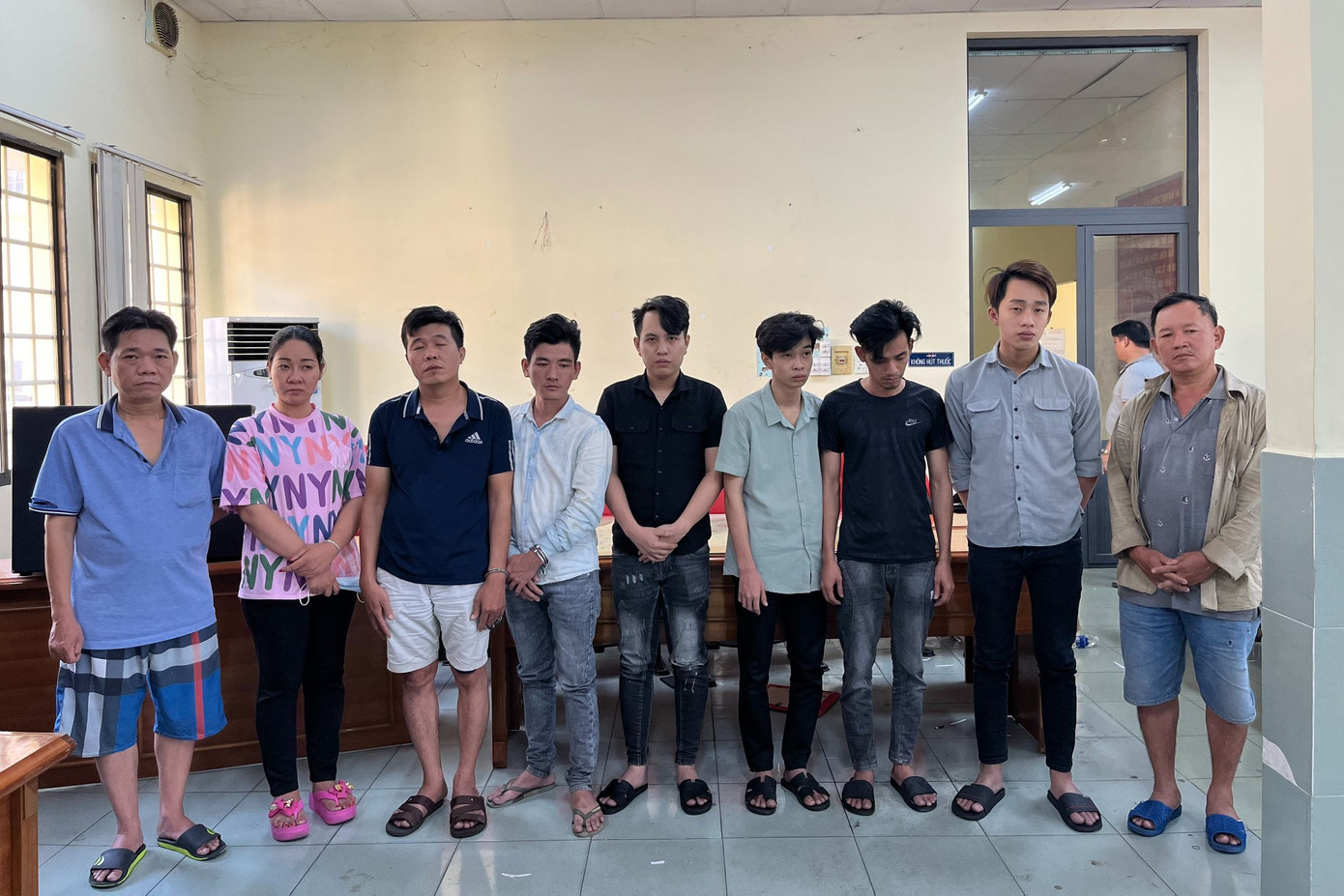 Các đối tượng liên quan tại trụ sở công an. Ảnh: Công an cung cấp. Các đối tượng liên quan tại trụ sở công an. Ảnh: Công an cung cấp.