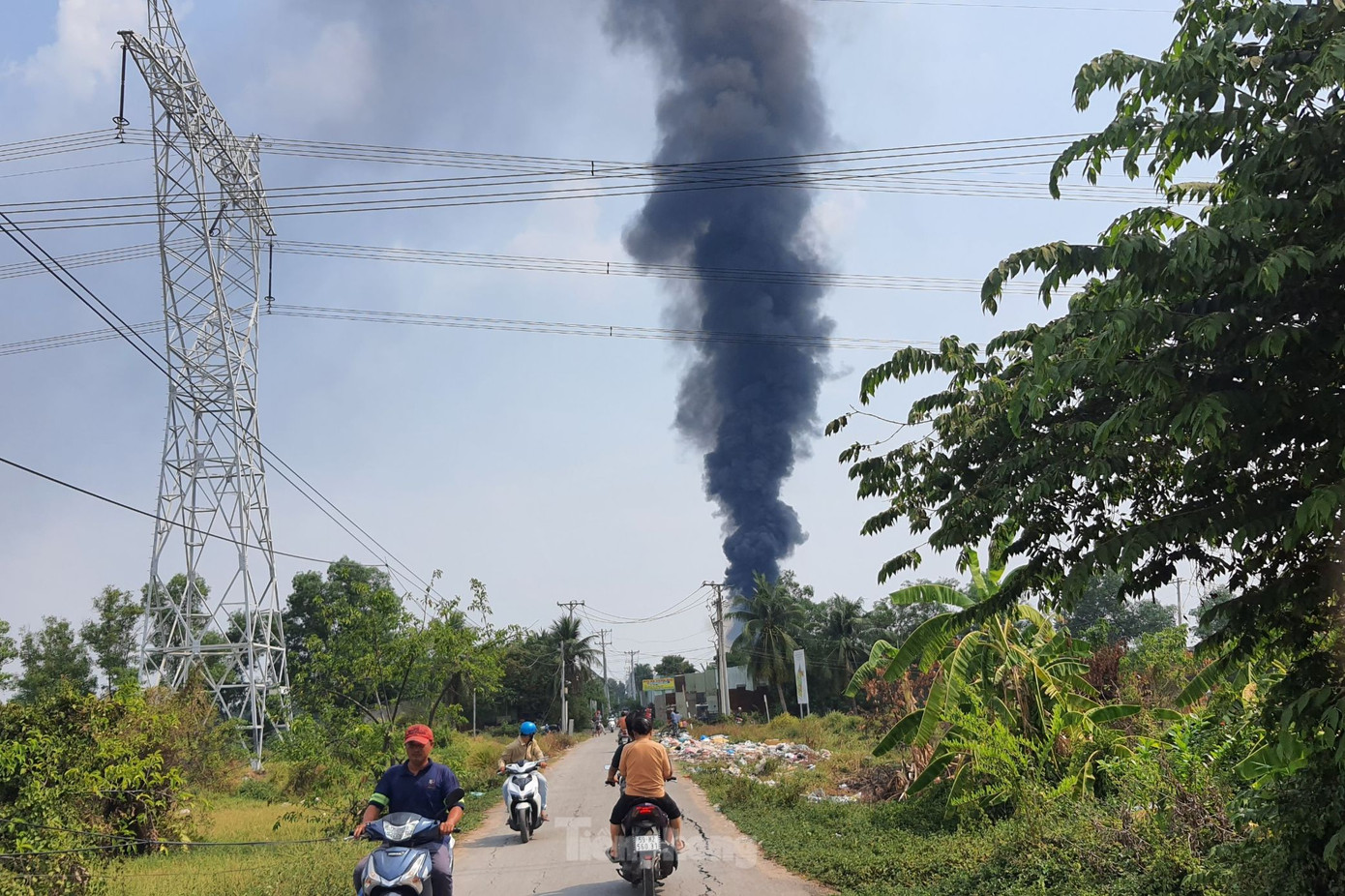 Khói đen từ đám cháy bốc cao hàng chục mét. Ảnh: Hoàng Thuận. Khói đen từ đám cháy bốc cao hàng chục mét. Ảnh: Hoàng Thuận.