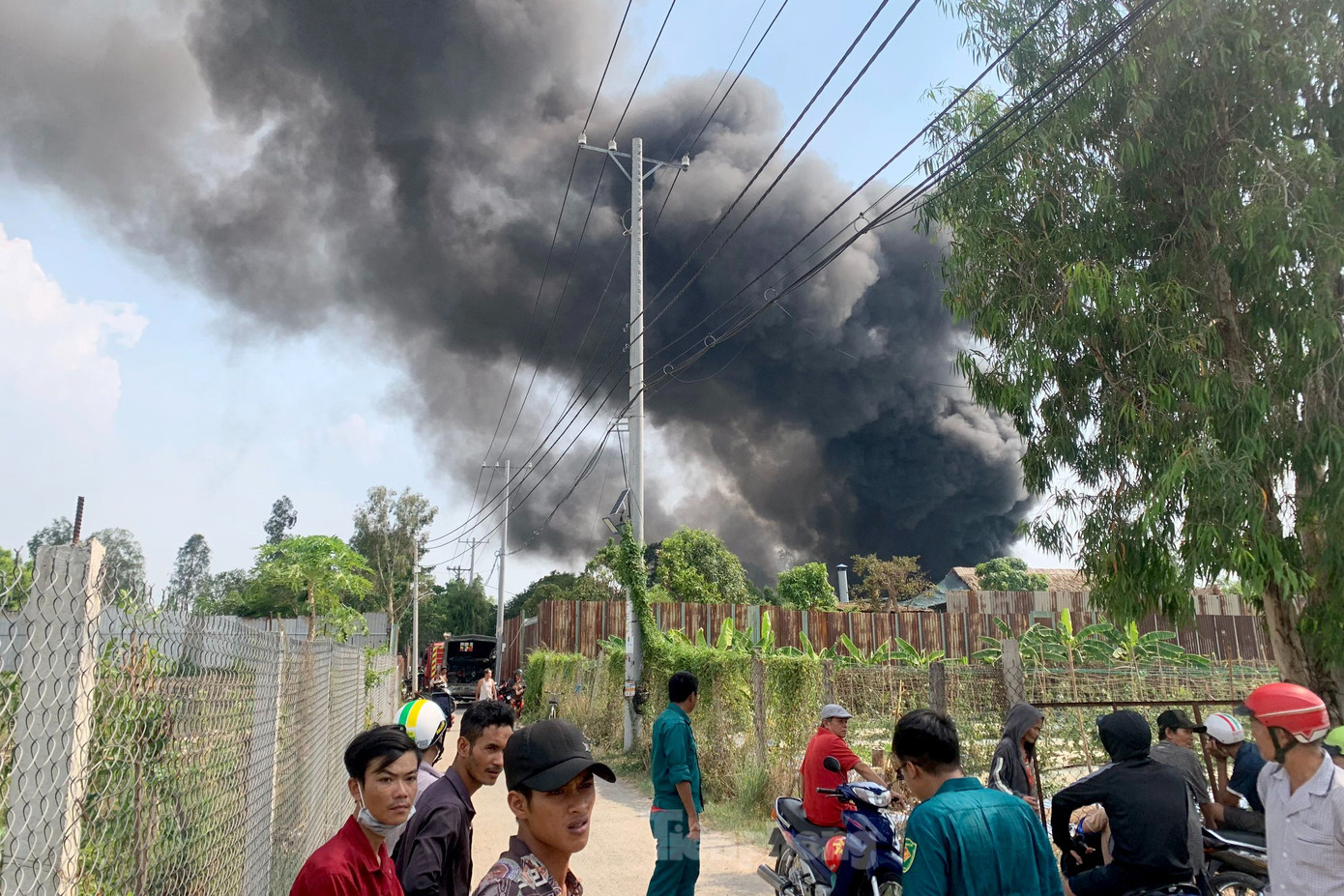 Lực lượng chức năng bảo vệ hiện trường. Ảnh: Hoàng Thuận. Lực lượng chức năng bảo vệ hiện trường. Ảnh: Hoàng Thuận.