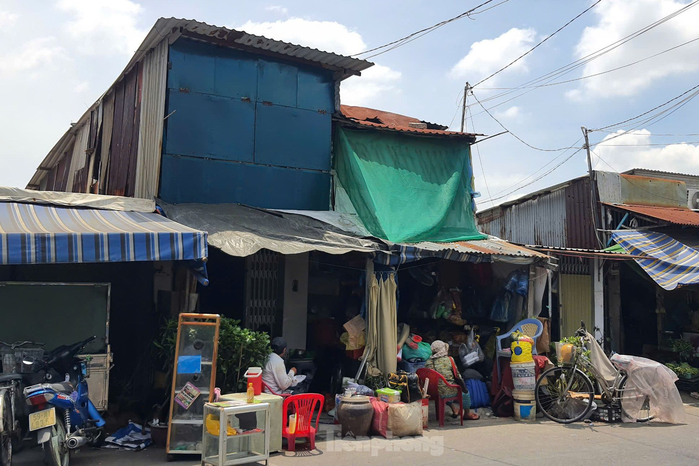 Hai hộ dân bị ảnh hưởng di dời đồ đạc ra phía trước. Ảnh: Hoàng Thuận