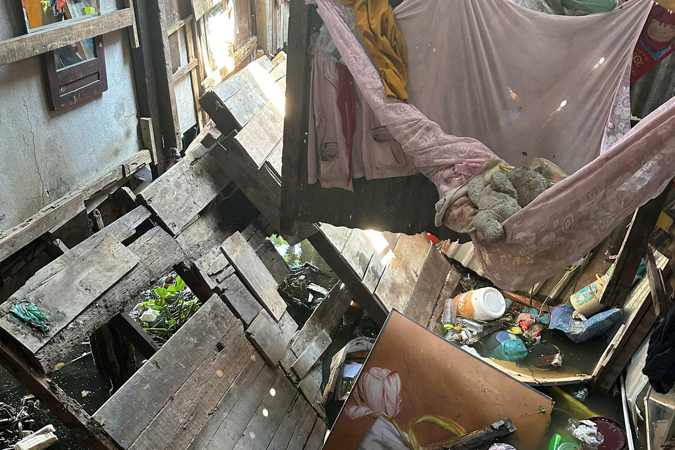 Phần sàn phía sau của nhà ven kênh Đôi bị sập xuống kênh. Ảnh: C.A.