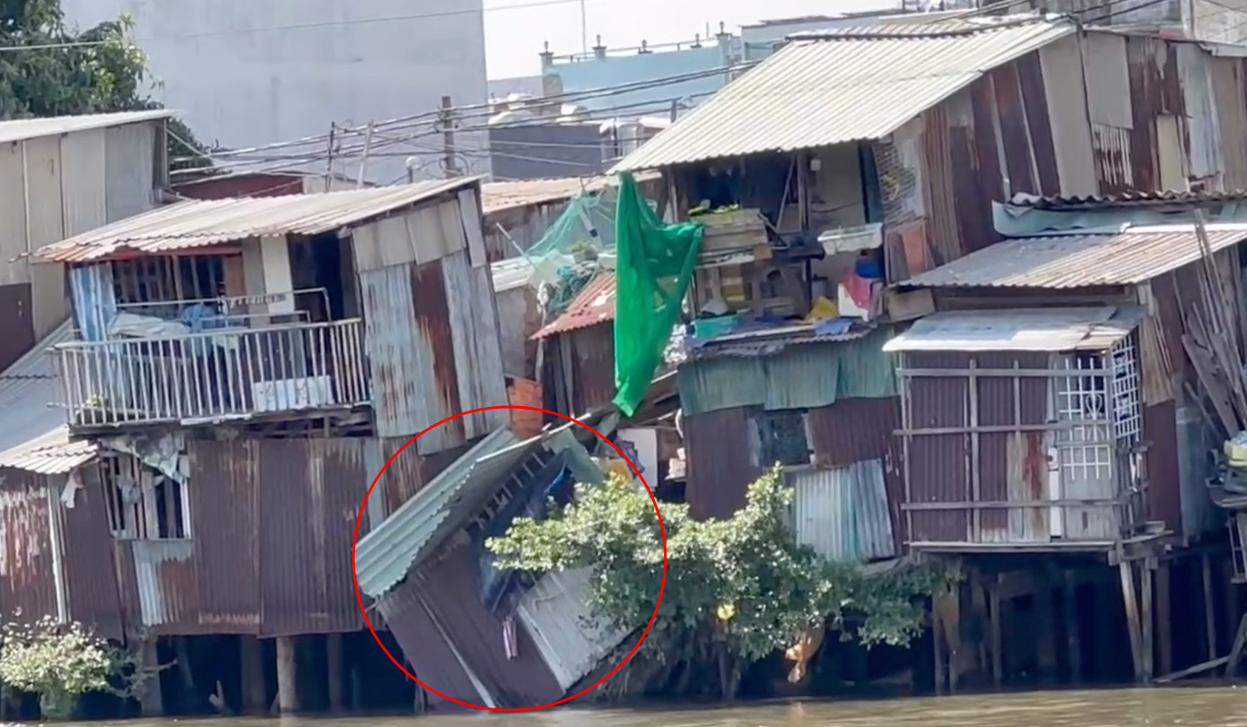 Phần sau của căn nhà bị sập sàn gỗ. Ảnh: C.A.