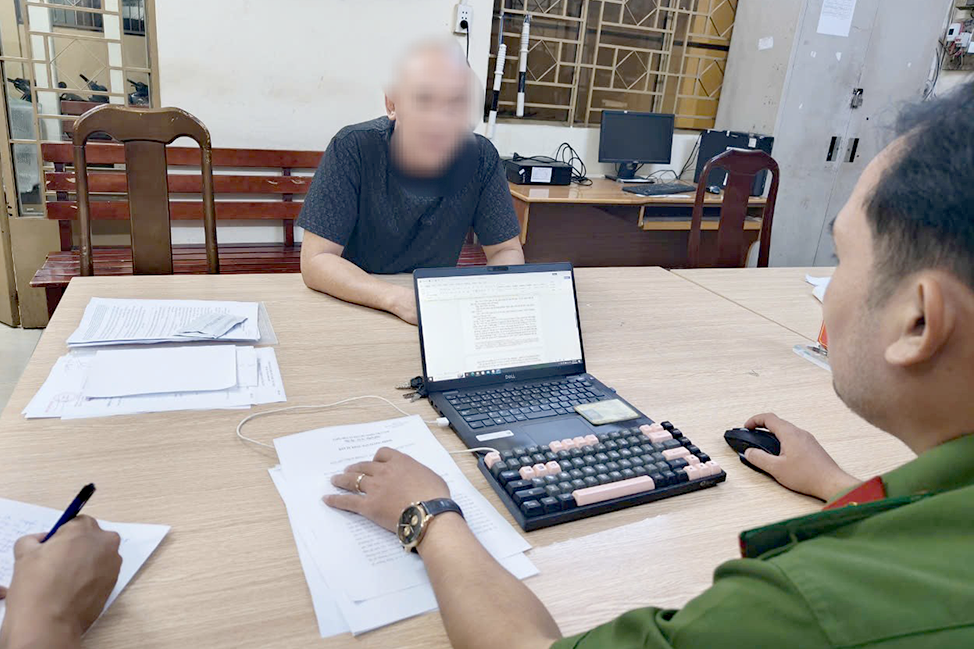 Ông T. tại cơ quan công. Ảnh: C.A.