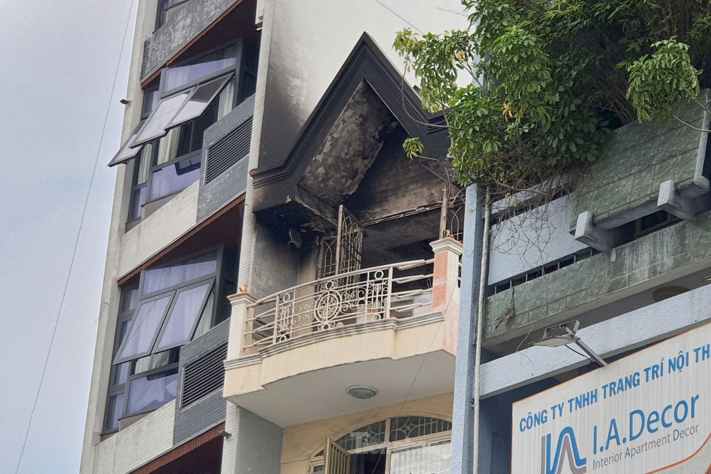 Tường mặt trước của tầng 4 và căn nhà bị ám khói đen. Ảnh: Hoàng Thuận Tường mặt trước của tầng 4 và căn nhà bị ám khói đen. Ảnh: Hoàng Thuận