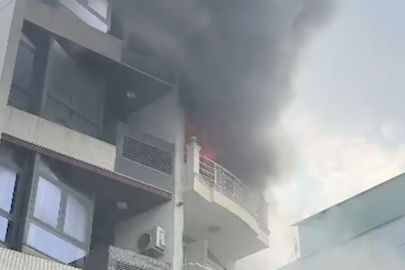 Khói lửa bốc lên từ căn nhà bị cháy. Ảnh cắt từ clip. Khói lửa bốc lên từ căn nhà bị cháy. Ảnh cắt từ clip.