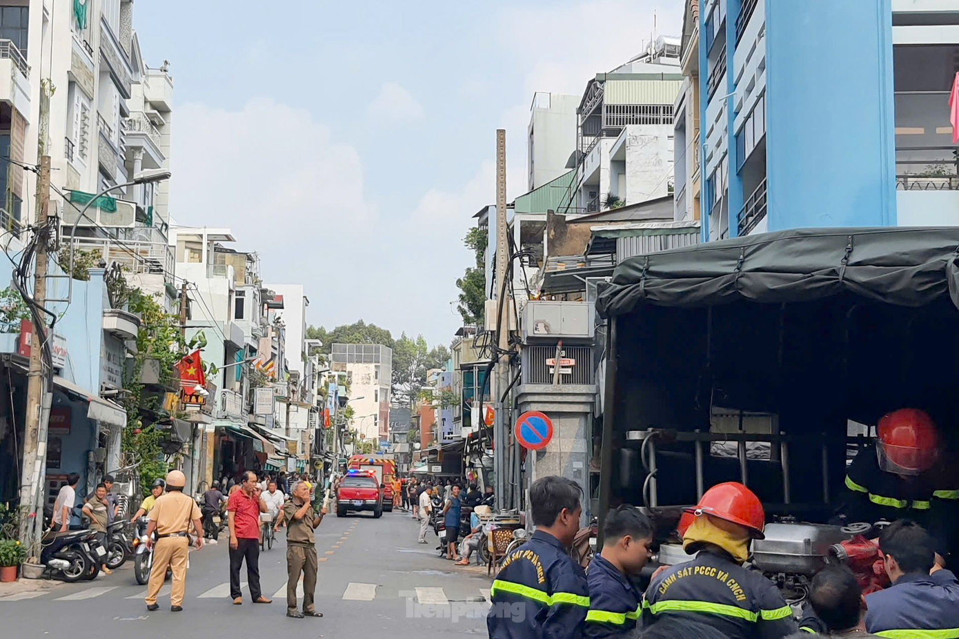 Lực lượng chức năng phong tỏa một phần đường Bà Hạt để chữa cháy. Ảnh: Hoàng Thuận Lực lượng chức năng phong tỏa một phần đường Bà Hạt để chữa cháy. Ảnh: Hoàng Thuận