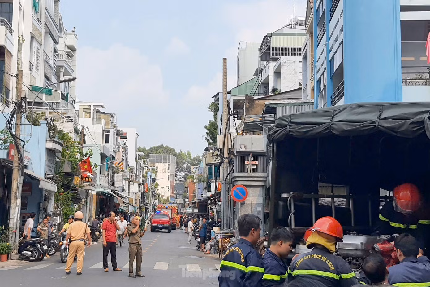 Lực lượng chức năng phong tỏa một phần đường Bà Hạt để chữa cháy. Ảnh: Hoàng Thuận