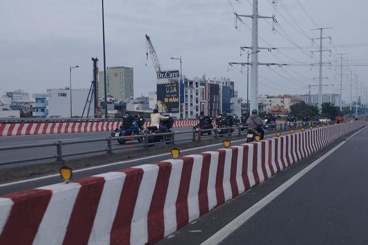 Đoàn mô tô Harley đi vào làn ô tô trên cầu Bình Lợi. Ảnh: A.X. Đoàn mô tô Harley đi vào làn ô tô trên cầu Bình Lợi. Ảnh: A.X.