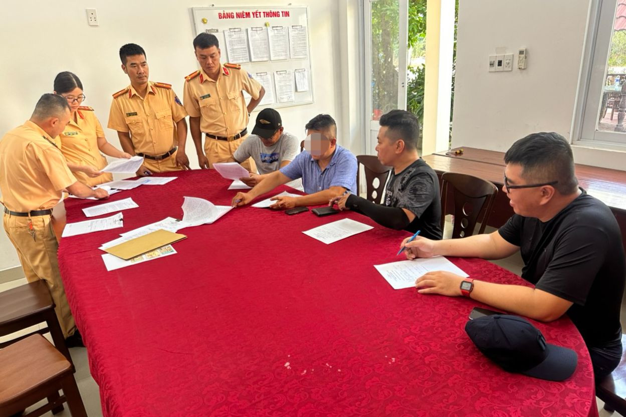 Lực lượng CSGT làm việc với các thành viên trong đoàn mô tô Harley. Ảnh: PC08 cung cấp.