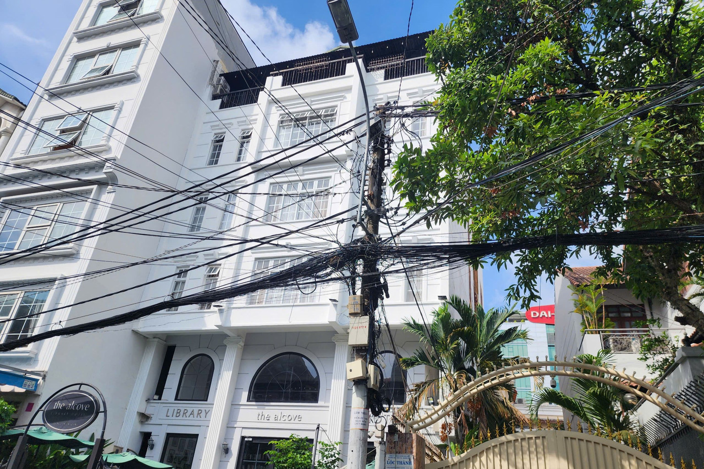 Khách sạn xảy ra vụ cháy. Ảnh: H.T. Khách sạn xảy ra vụ cháy. Ảnh: H.T.