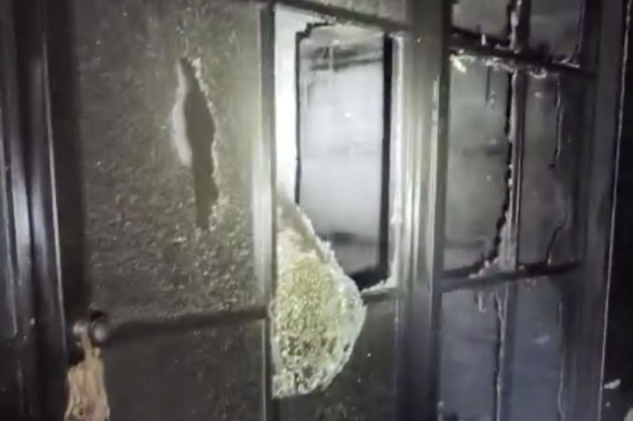 Lực lượng chức năng đập kính để khói thoát ra ngoài. Ảnh: C.A. Lực lượng chức năng đập kính để khói thoát ra ngoài. Ảnh: C.A.