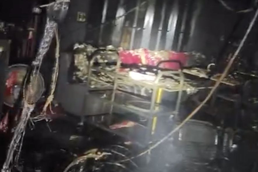 Nhiều tài sản ở khu vực tầng 6 bị cháy rụi. Ảnh: C.A. Nhiều tài sản ở khu vực tầng 6 bị cháy rụi. Ảnh: C.A.