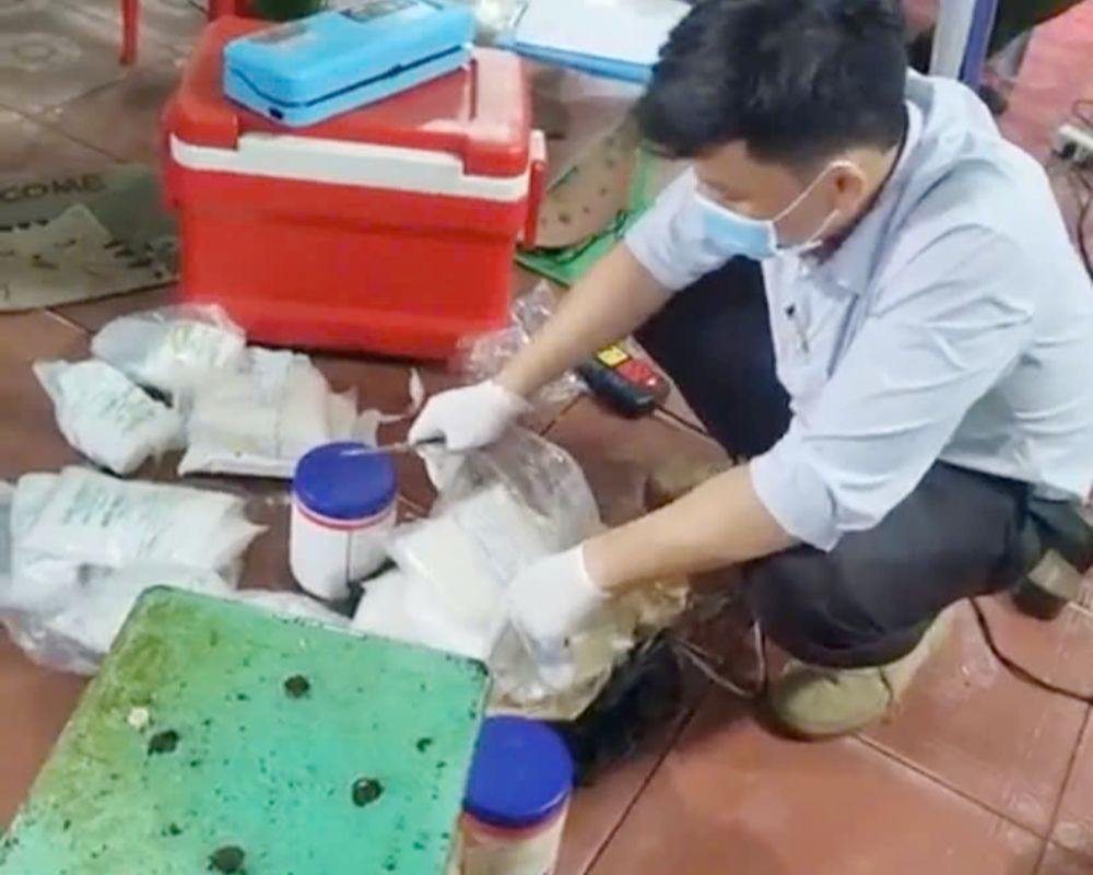 Lực lượng chức năng thu giữ hóa chất tại một cơ sở chế biến hoa chuối. Ảnh: C.A.