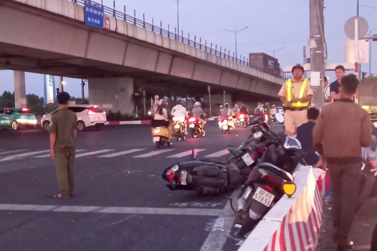 Xe máy bị tông văng vào dải phân cách. Ảnh: C.A.