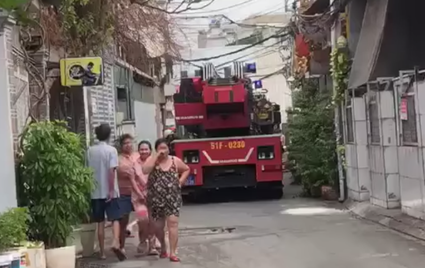 Xe chữa cháy có mặt tại hiện trường. Ảnh: A.X.