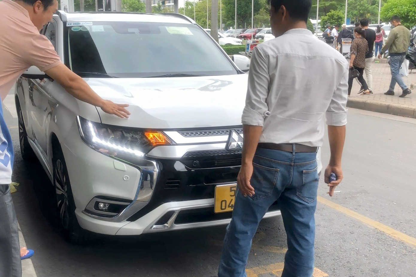 Nắp capo ô tô bị móp méo (Ảnh: A.X.).