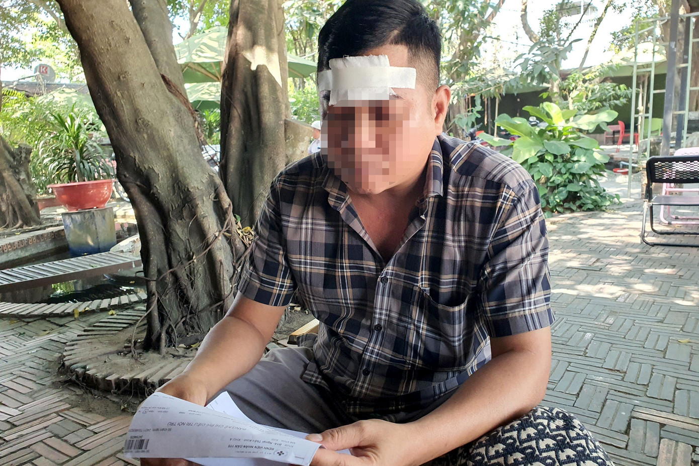 Ông T bị nhóm người đánh gây thương tích. Ảnh: H.T.