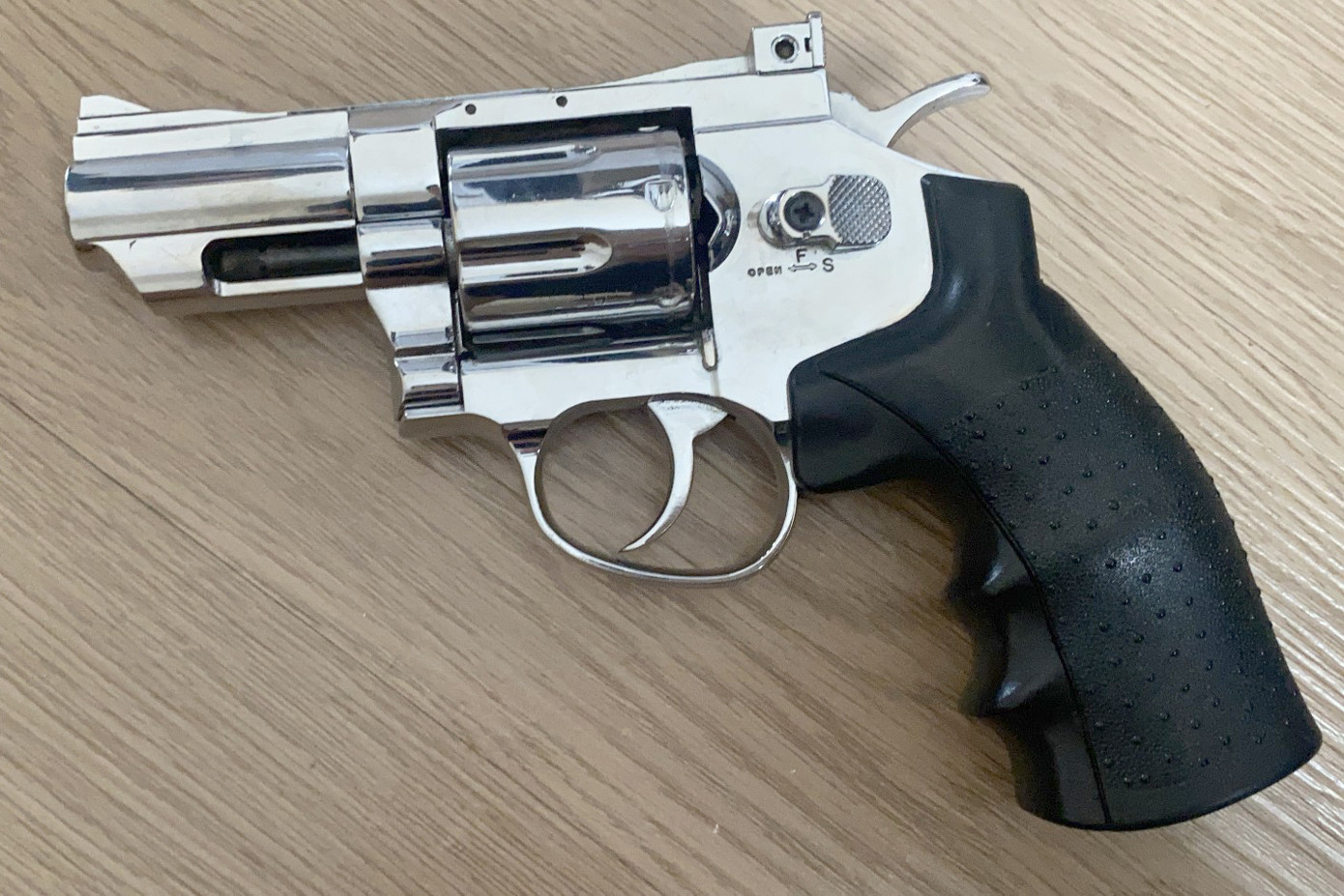 Công an thu giữ khẩu súng ngắn trong đường dây cá độ bóng đá bị triệt phá vào cuối năm 2022.