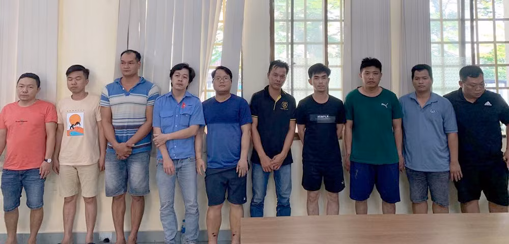 Các nghi can trong đường dây cờ bạc do Nguyễn Hoàng Hiếu (31 tuổi, ngụ TP Thủ Đức) cầm đầu bị Công an TPHCM triệt phá hồi tháng 1/2023.