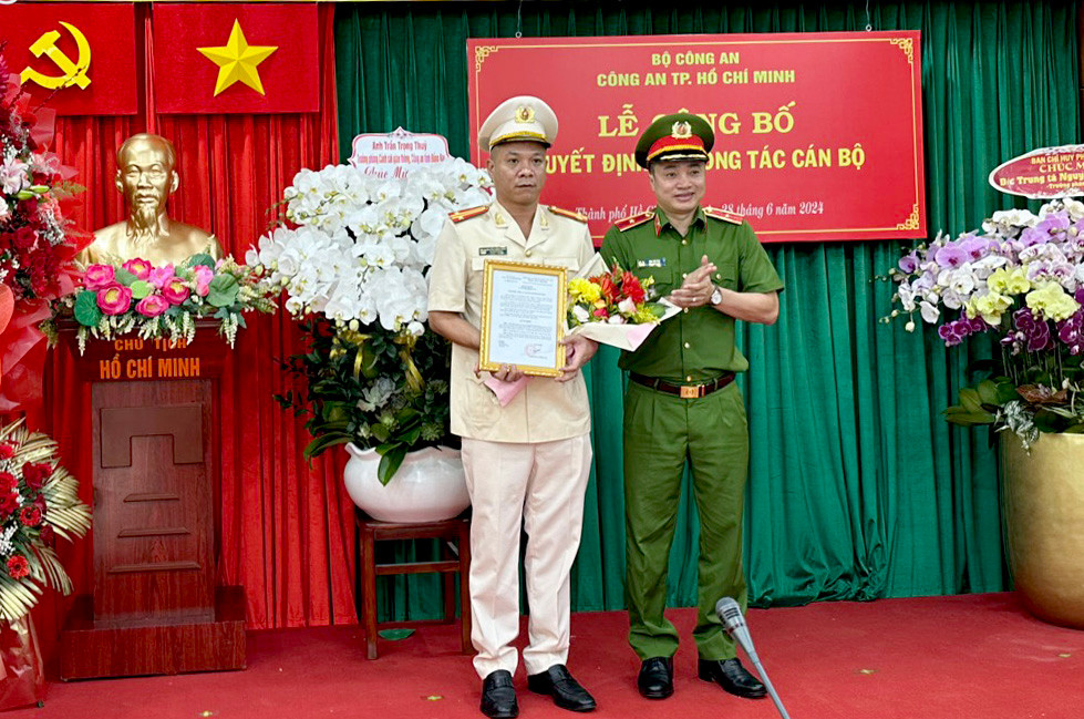 Trung tá Nguyễn Thành Hưng (bên trái) được điều động, giữ chức Trưởng PC03. Trung tá Nguyễn Thành Hưng (bên trái) được điều động, giữ chức Trưởng PC03.