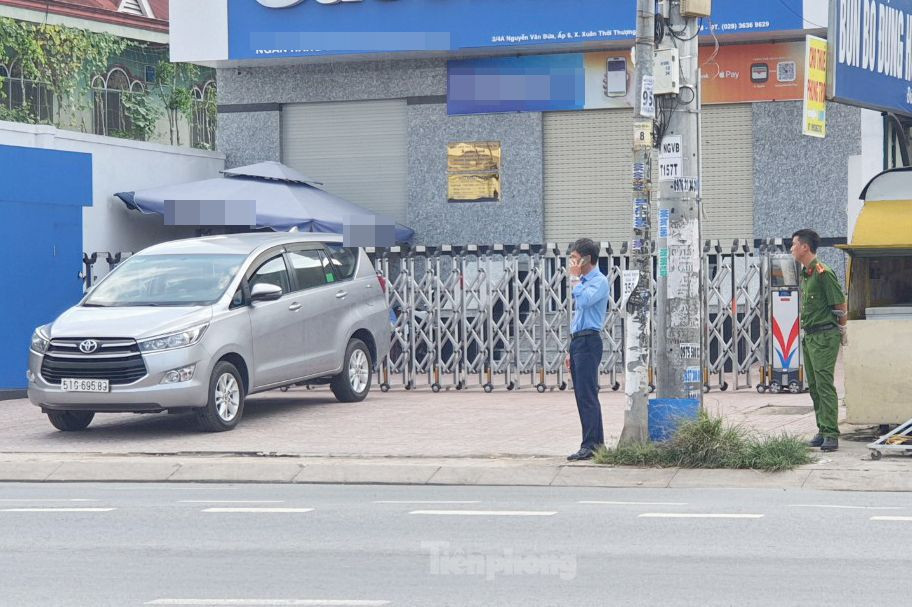 Lực lượng công an có mặt tại ngân hàng. Ảnh: Hoàng Thuận.