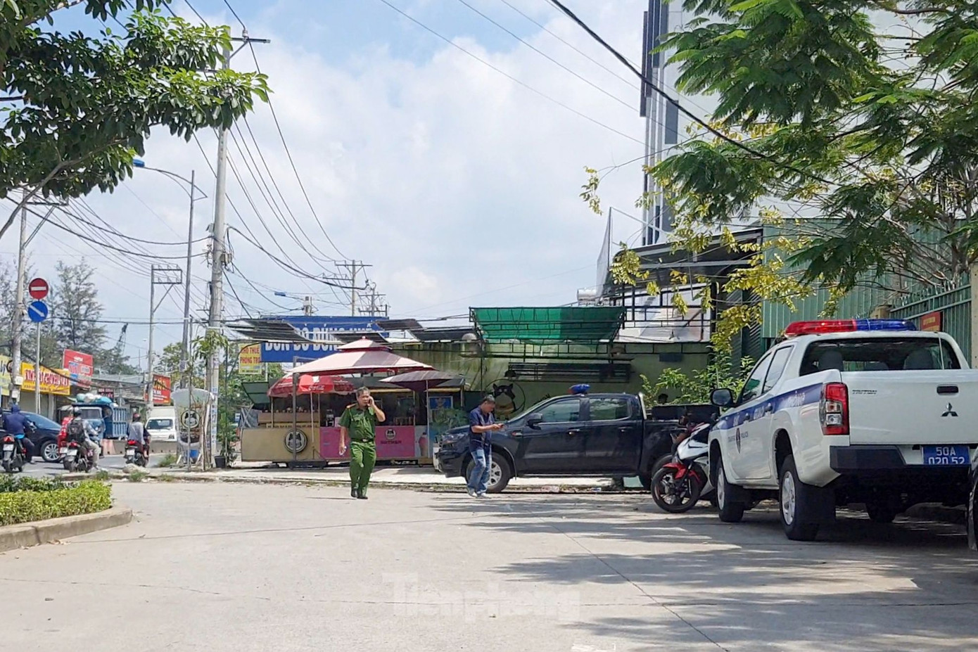 Cơ quan công an có mặt tại khu vực để khám nghiệm hiện trường. Ảnh: Hoàng Thuận.