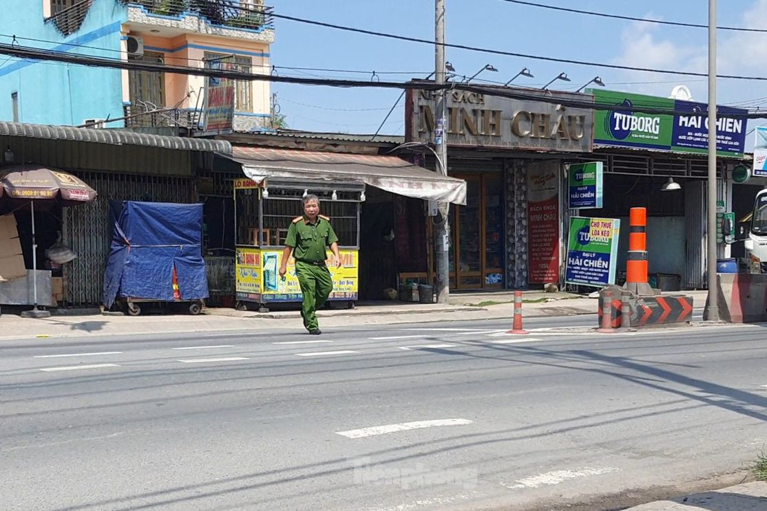 Công an có mặt tại hiện trường. Ảnh: Hoàng Thuận.