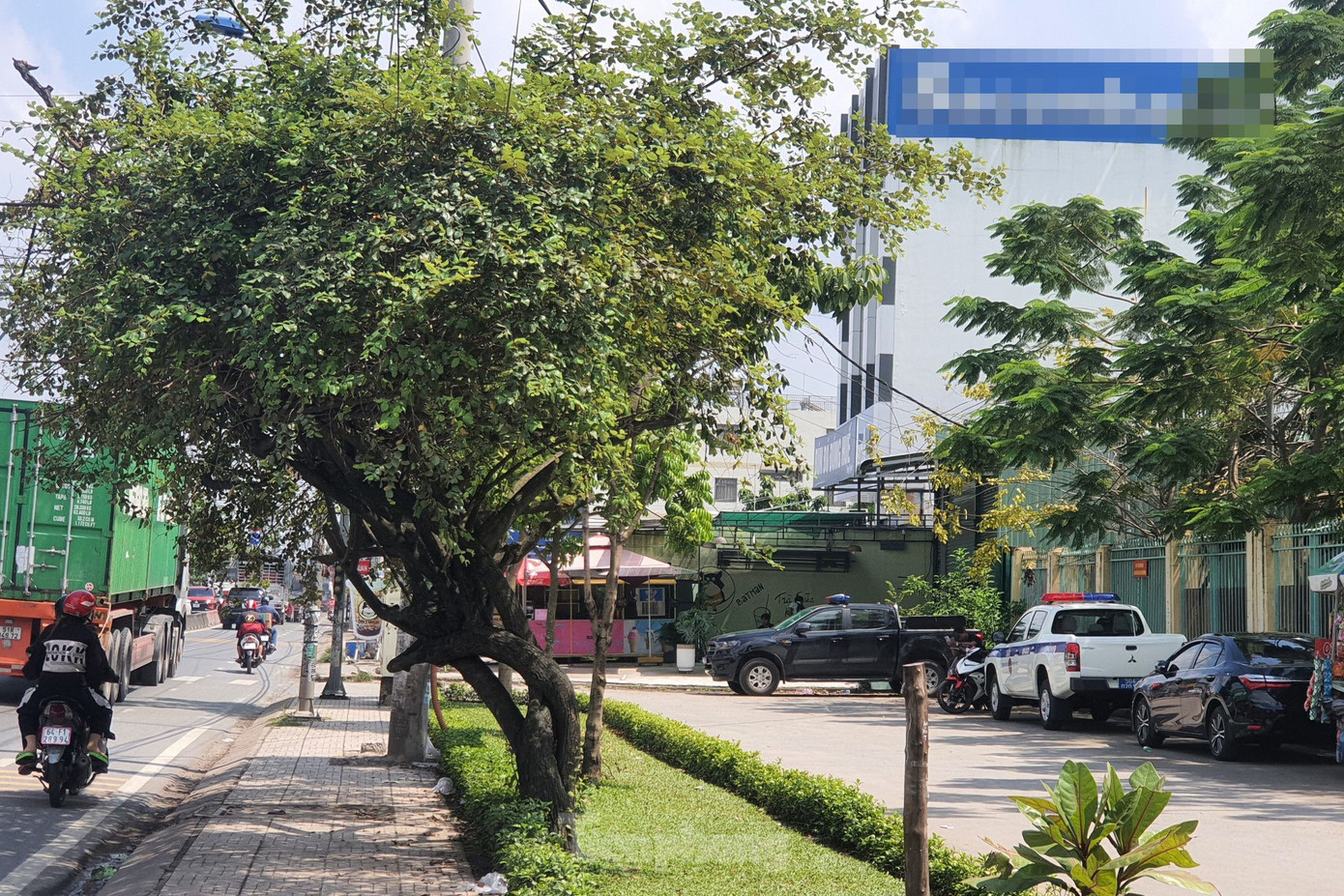 Xe của lực lượng chức năng có mặt tại hiện trường. Ảnh: Hoàng Thuận.