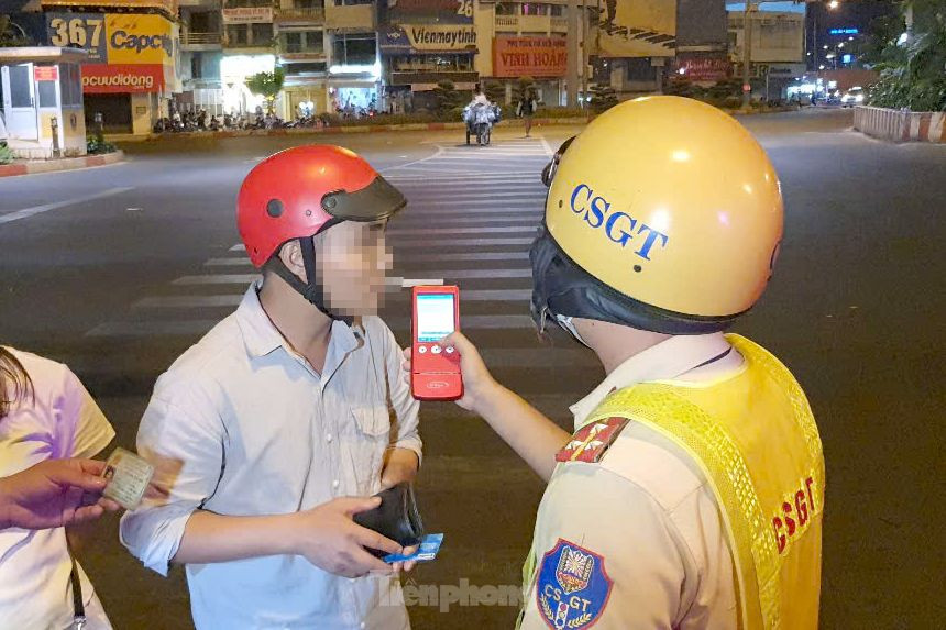 Lực lượng CSGT kiểm tra nồng độ cồn người tham gia giao thông. Ảnh: Hoàng Thuận. Lực lượng CSGT kiểm tra nồng độ cồn người tham gia giao thông. Ảnh: Hoàng Thuận.