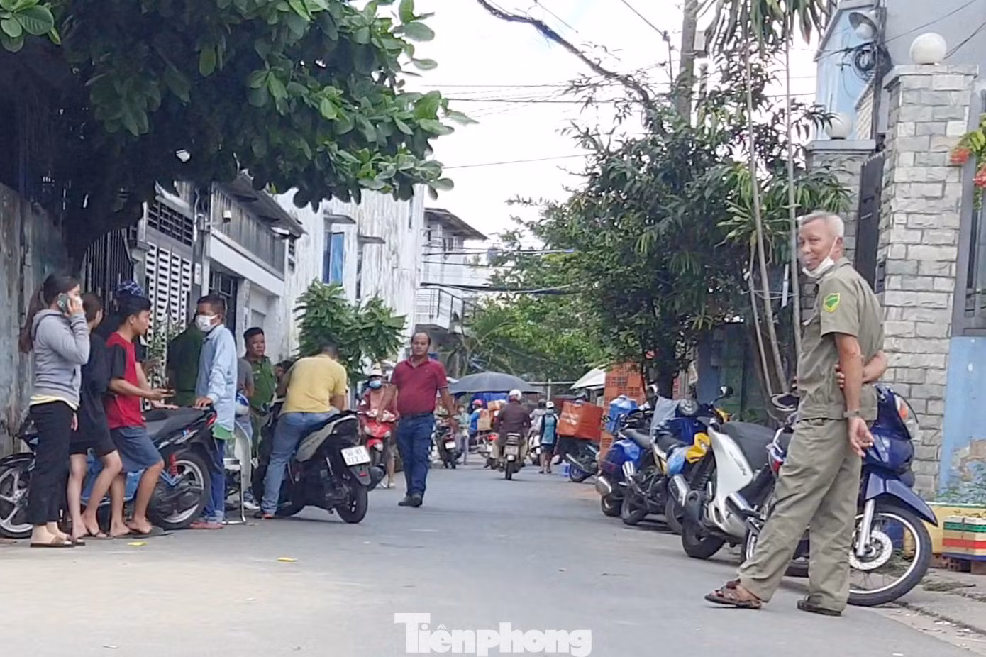 Công an có mặt trước khu phòng trọ xảy ra vụ việc (Ảnh: Hoàng Thuận).