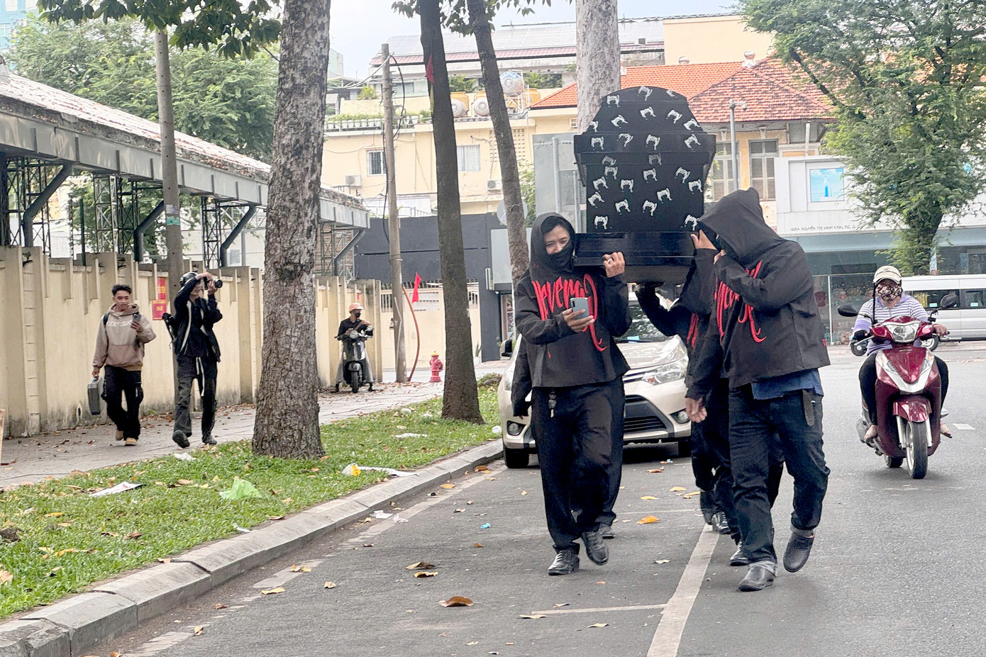 Nhóm của Tuấn khiêng quan tài trên đường Huyền Trân Công Chúa để quay clip. Ảnh: C.A.