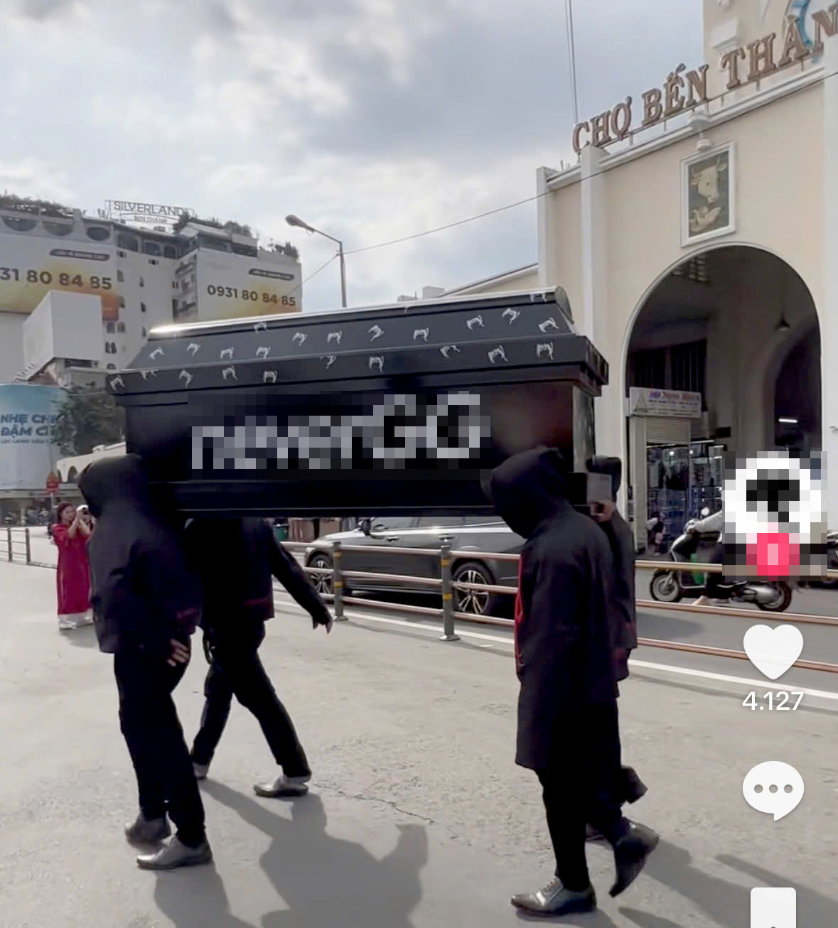 Nhóm thanh niên khiêng quan tài trước chợ Bến Thành gây xôn xao dư luận. Ảnh: C.A.