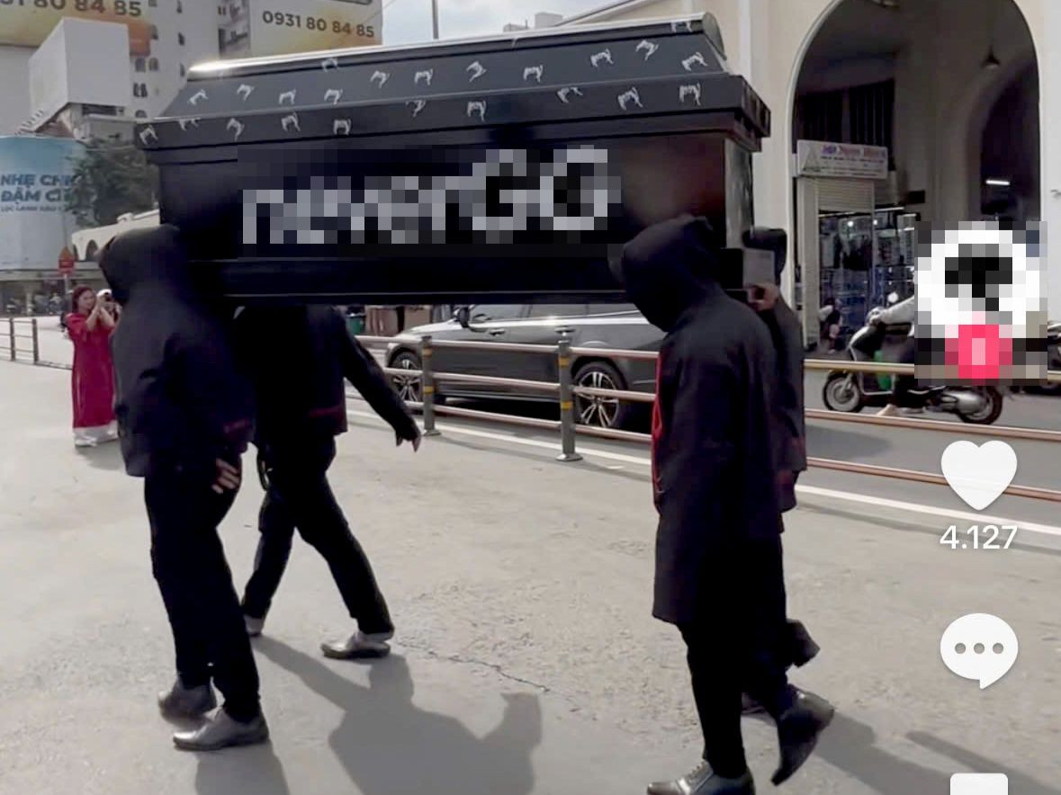 Nhóm thanh niên khiêng quan tài trước chợ Bến Thành khiến nhiều người bức xúc. Ảnh: C.A.