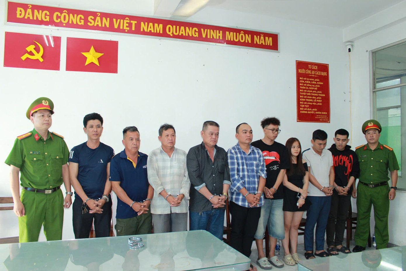 Nhóm người liên quan vụ khiêng quan tài trước chợ Bến Thành bị bắt khẩn cấp. Ảnh: C.A.