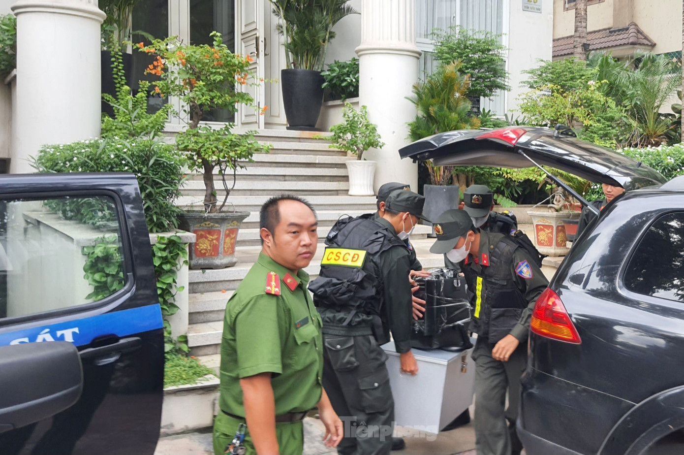 Máy móc, thiết bị được CSCĐ đưa lên ô tô biển số xanh. Ảnh: Hoàng Thuận. Máy móc, thiết bị được CSCĐ đưa lên ô tô biển số xanh. Ảnh: Hoàng Thuận.