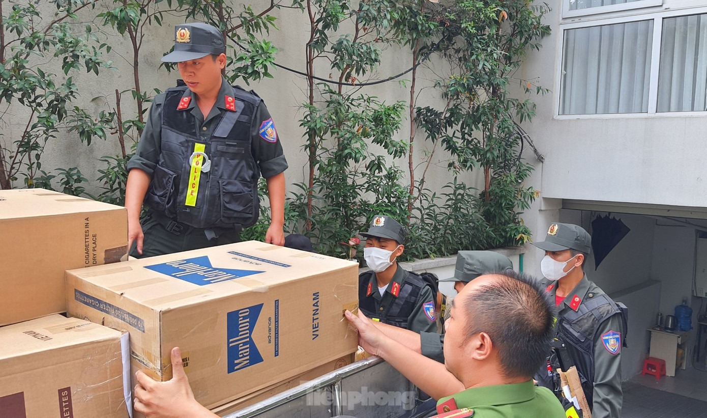 Thùng xe bán tải của cảnh sát chứa đầy thùng carton. Ảnh: Hoàng Thuận. Thùng xe bán tải của cảnh sát chứa đầy thùng carton. Ảnh: Hoàng Thuận.