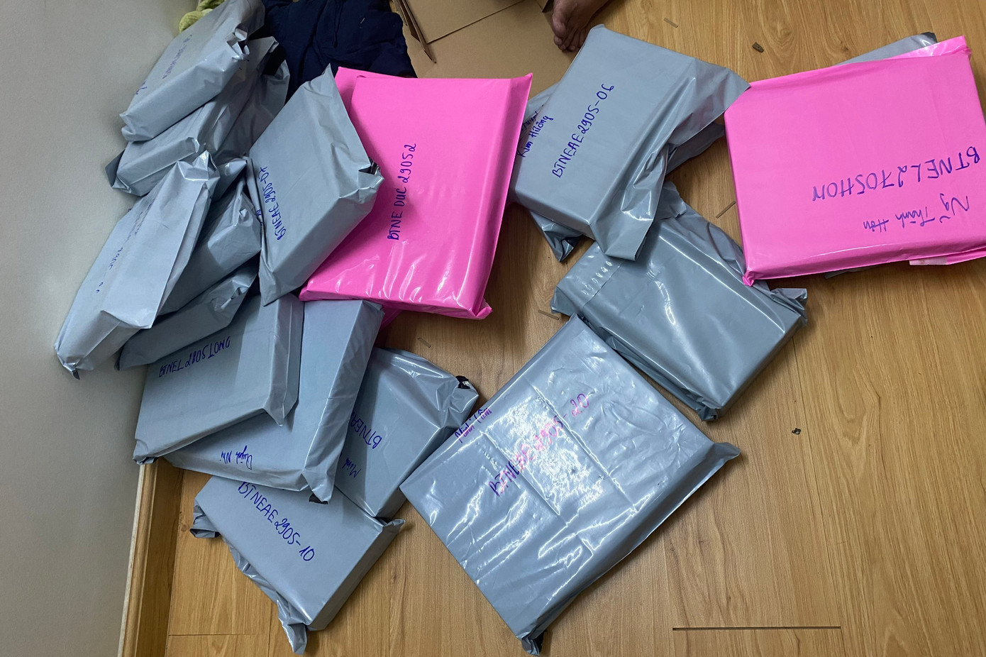 Để tránh bị phát hiện, nhóm của ông Thành bỏ thêm áo hoặc ví cầm tay khi đóng gói.