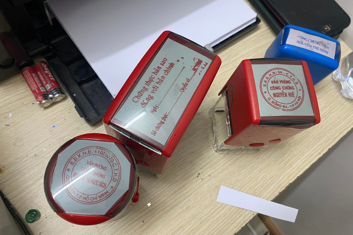 Các con dấu giả.