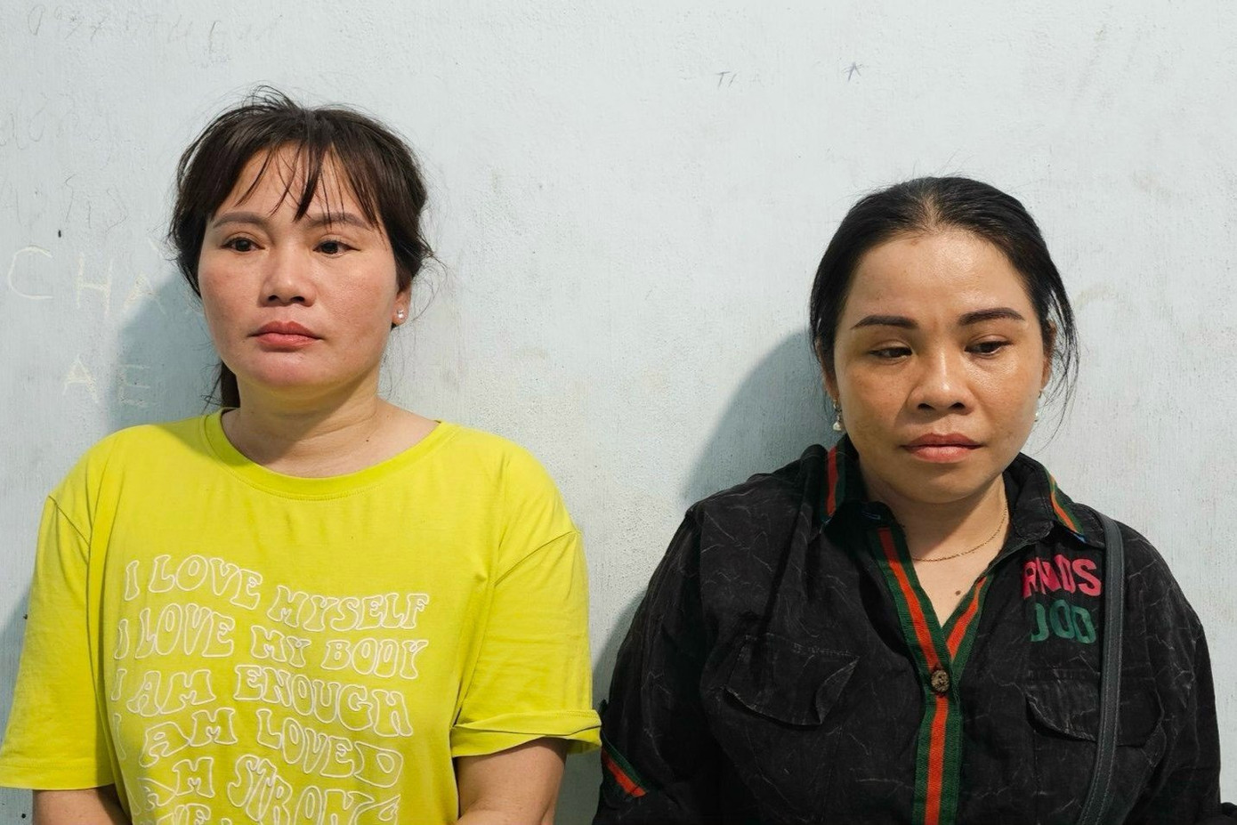 Phương (bên trái) và Sinh tại cơ quan công an. Ảnh: A.X.