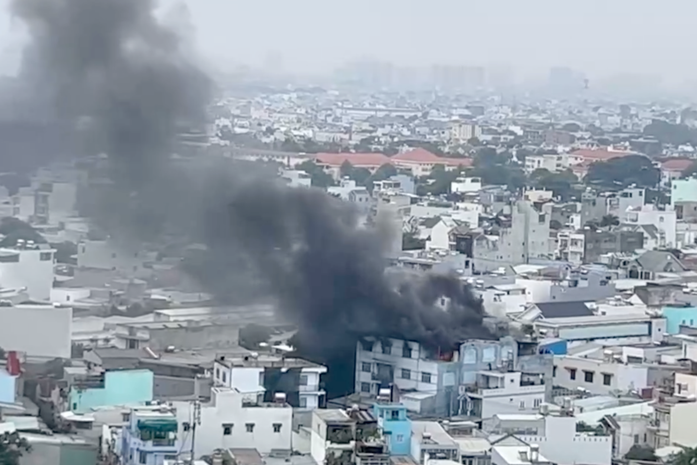 Khói đen bao trùm cả khu vực.