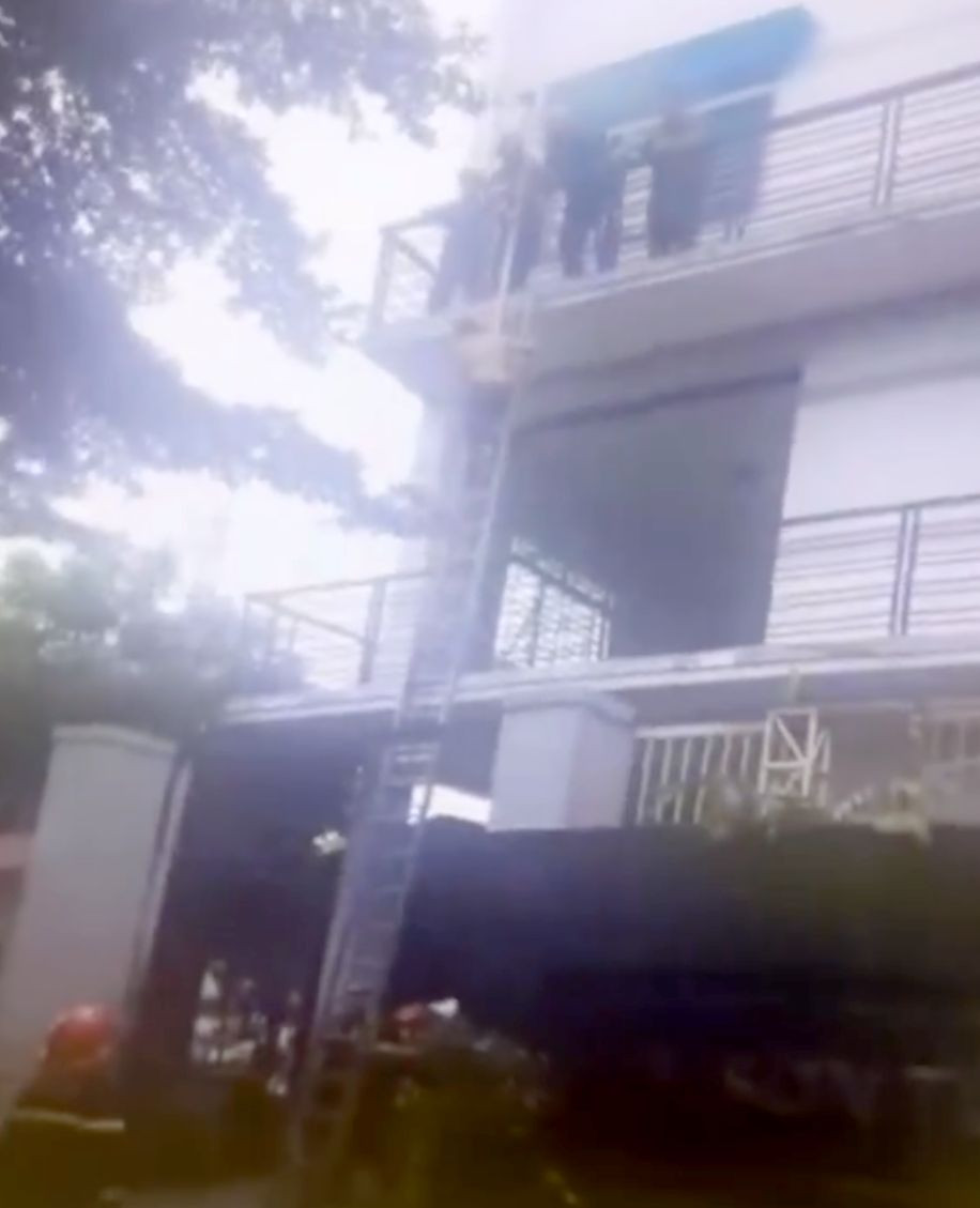 Giải cứu 11 người mắc kẹt trong công ty cháy dữ dội ở TPHCM ảnh 2