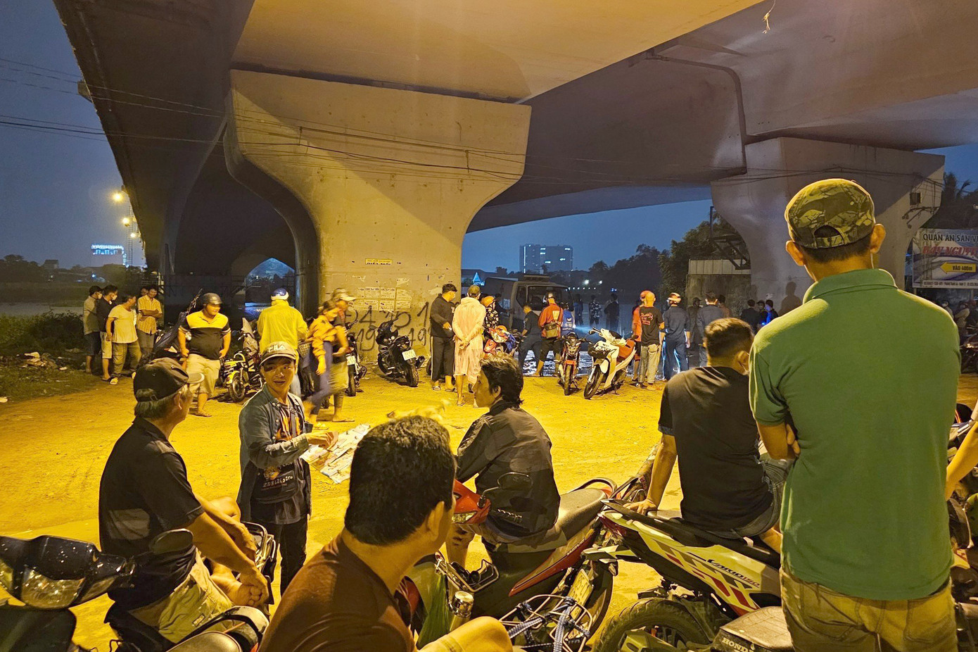 Người dân hiếu kì tập trung theo dõi. Ảnh: A.X.