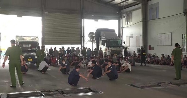 Công an khám xét một trung tâm đăng kiểm ở TPHCM.